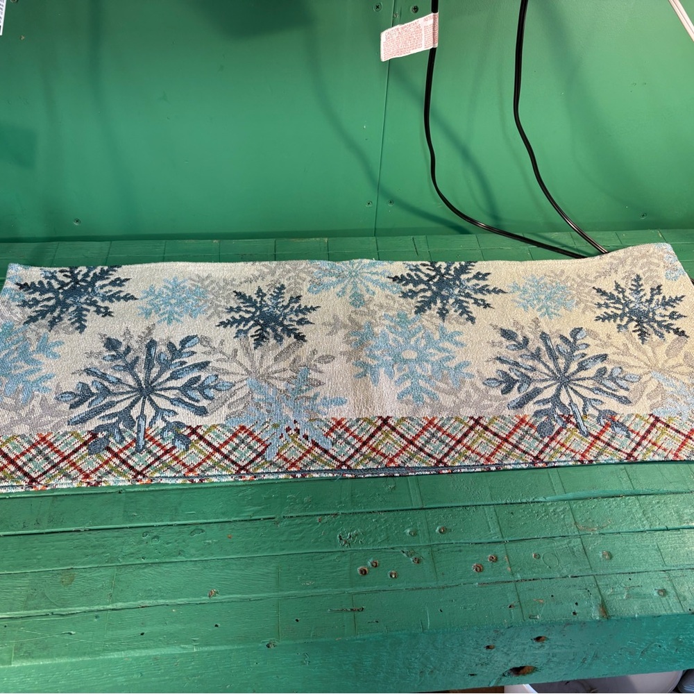 Snowflake Pattern Table Runner